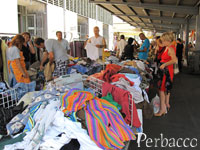 サン・タンブロージョ市場の衣類品売り場
